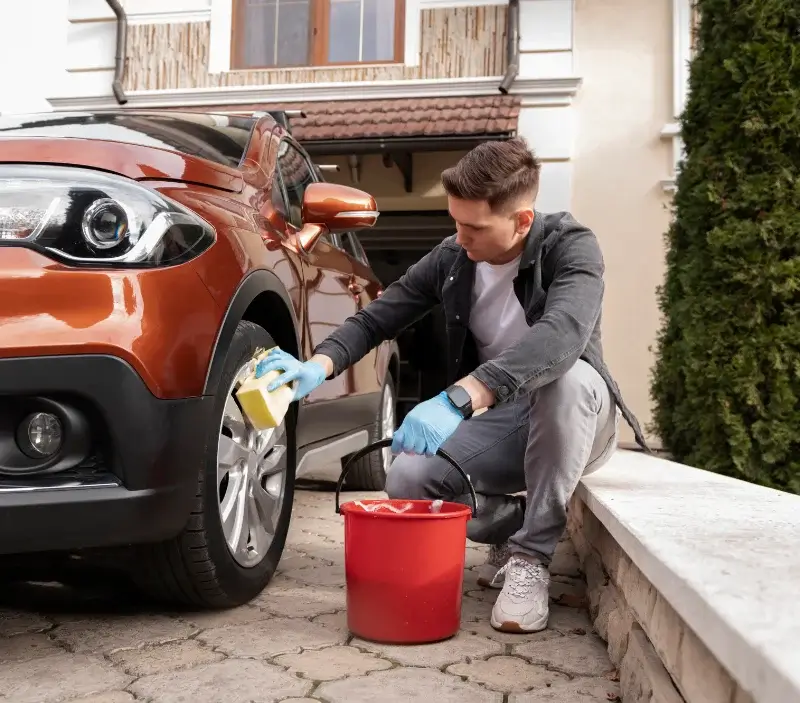 Lavage auto à domicile Sailly-Flibeaucourt : professionnel intervenant sur un véhicule